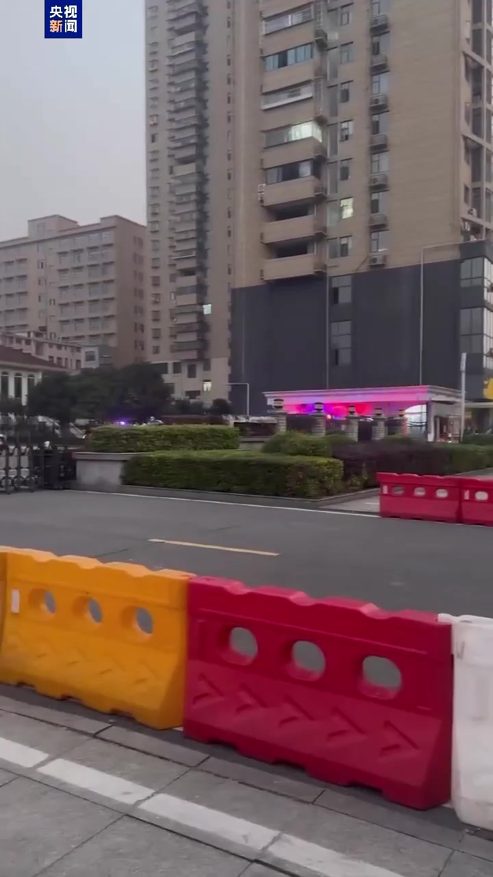 今日宣判！押送李铁的警车已进入咸宁市法院